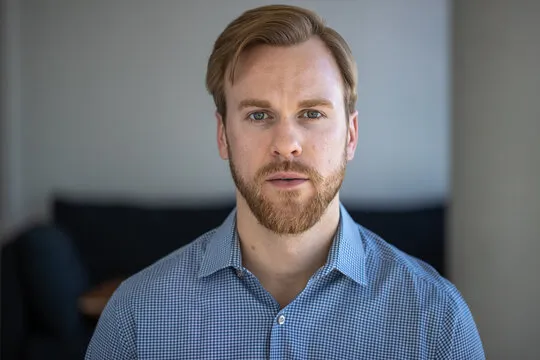 编辑团队形象照片（示意）